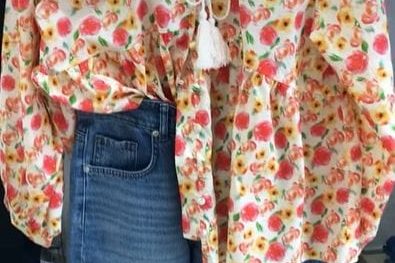 Bluzë me lule mbi xhinse — ngjyra verore nga Victoria Boutique