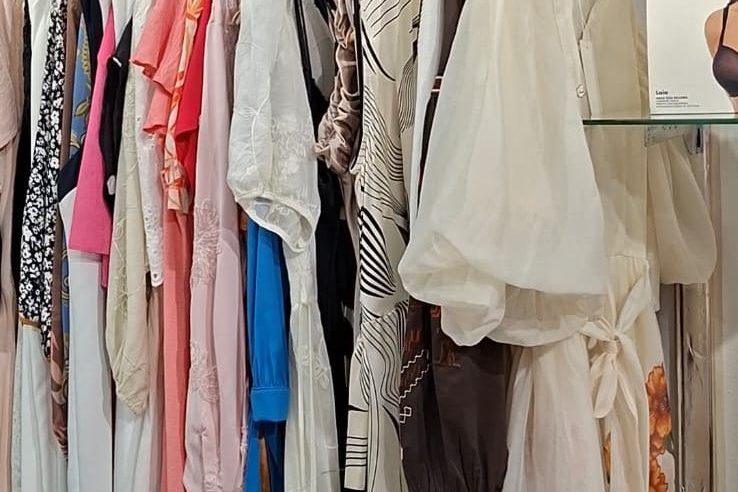 Rafte me fustane dhe bluza me ngjyra në Victoria Boutique, Durrës