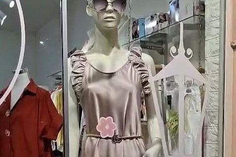 Fustan satini në vitrinën e Victoria Boutique