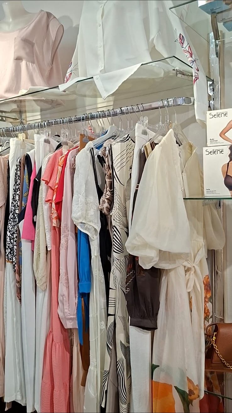 Brendësia e Victoria Boutique në Durrës — rafte me veshje greke